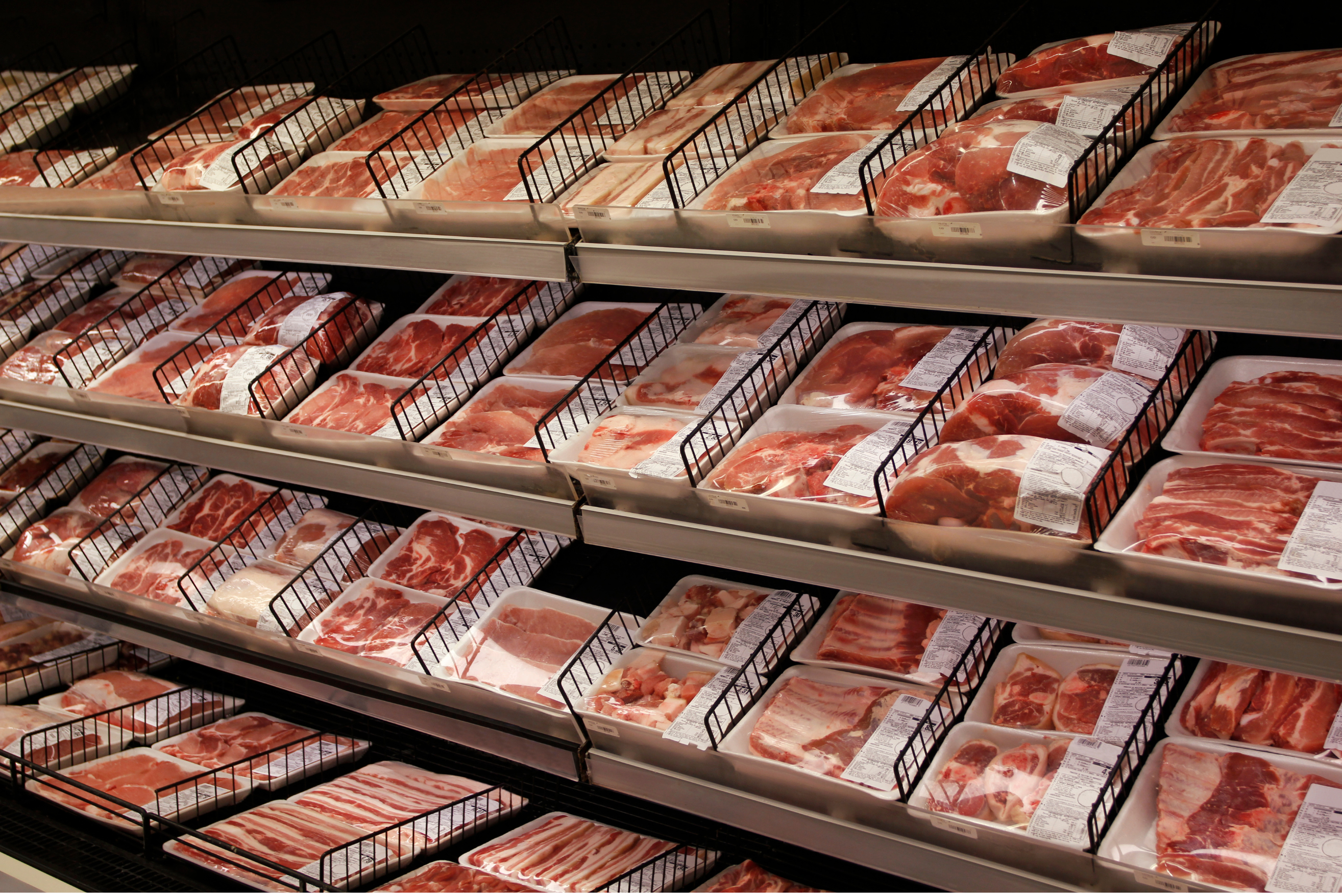 Estanterías de supermercado con carne pre-envasada
